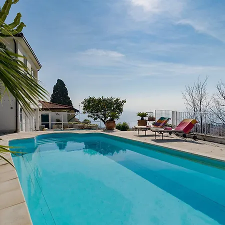 Anne Сasa de vacaciones *